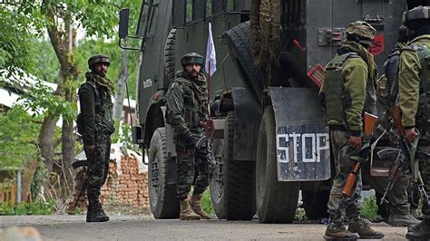 C­a­m­m­u­ ­K­e­ş­m­i­r­­d­e­k­i­ ­ç­a­t­ı­ş­m­a­l­a­r­d­a­ ­2­ ­d­i­r­e­n­i­ş­ç­i­ ­i­l­e­ ­4­ ­g­ü­v­e­n­l­i­k­ ­g­ö­r­e­v­l­i­s­i­ ­ö­l­d­ü­